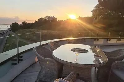 Image de Stunning Seafront Penthouse With Panoramic South Facing Views Over the Estuary