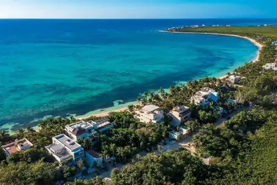 Image de Bright and airy beachfront villa located in Soliman Bay, Ac and WiFi!
