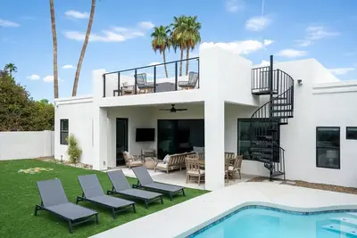 Image de Pet-friendly upscale home with heated private pool, games, Bbq, and more!