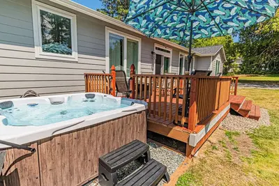 Image de Gorgeous, Spacious and Well Lit Hot Tub Home with Large Deck for Entertaining.