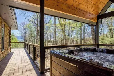 Image de Luxurious 3bdr+ Loft! Hot Tub + Views!