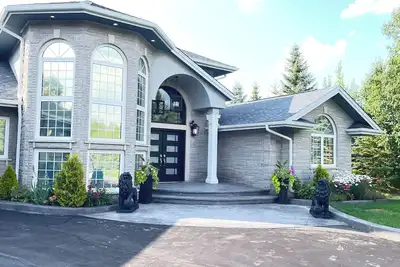 Image de Luxury Sudbury Lake house