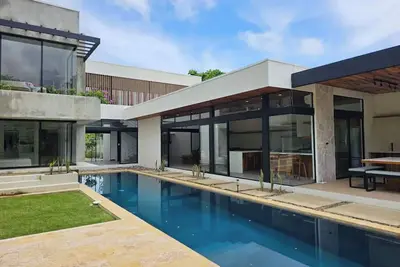 Image de CasaBlanca, Brand new, 4 bdr, walk 2 beach