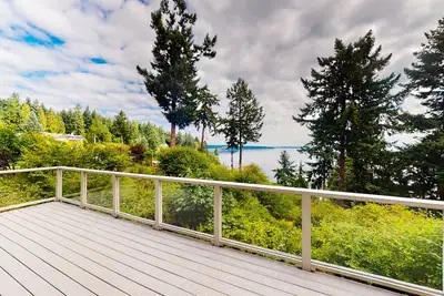 Image de Sound view home full of vintage charm with game room, wood stove, & gas grill