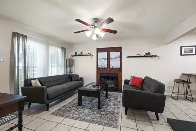 Image de Entire 2 bedroom unit downstairs, family owned.