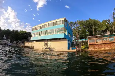 Image de Wow! Lakefront living on the 4mm - Best view on the Lake!