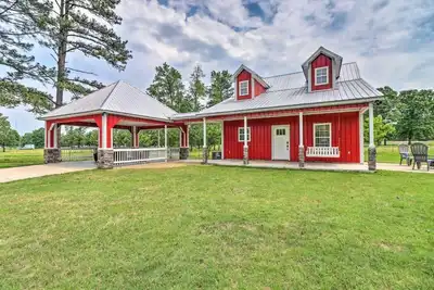 Image de Modern Farmhouse with large yard, 3 miles to lake