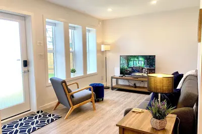 Image de Seaside Suite + Private Yard : Walk to Royal Bay Beach