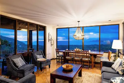 Image de Escape to Casa Mar de Flores: A Spacious 4-Bedroom Ocean View Retreat in Hermosa