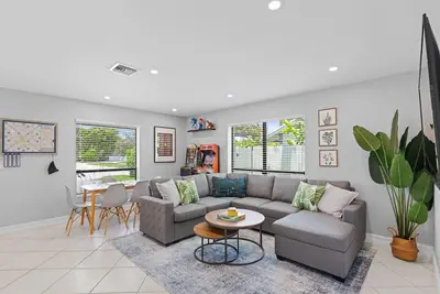 Image de 3br/2ba - Mile to Beach - Outdoor Games - Arcade - Coffee Bar -Near Fau