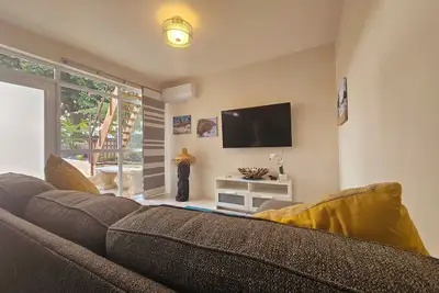 Image de New/Modern Guest House in the Heart of the West Side