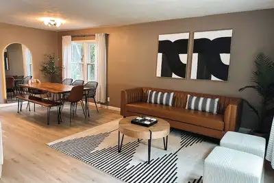 Image de Stylish & Modern •Sleeps 10• Cornhole+PingPong • Minutes to Most!