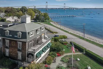 Image de 1 Bedroom Suite, Sleeps 4, w/ Kitchenette Overlooking Bay, 10 Min from Newport! !