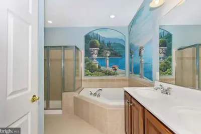 Image de Open Floor Plan, Spa Tub, Chef’s Kitchen, King Bed,