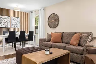 Image de New! Cozy Mid Century Modern Oasis 3bd Home