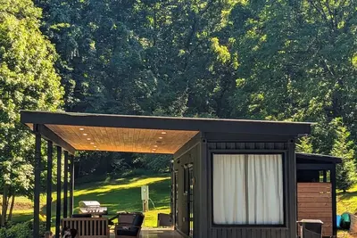 Image de Container Home on 4 Acres with 2 Kayaks and outdoor movies, near Dt Blue Ridge