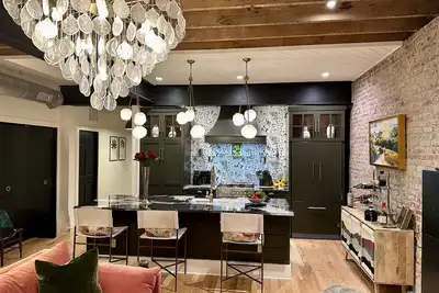 Image de Chic Loft in Downtown Burnsville! Walk to all shops and restaurants!
