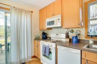 Image de Martha's Vineyard Home w/ Deck < 1 Mi to Beach!