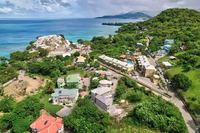 Image de Roomy [1, 001 sq ft] two bedroom Unit, steps away from white sand beach.