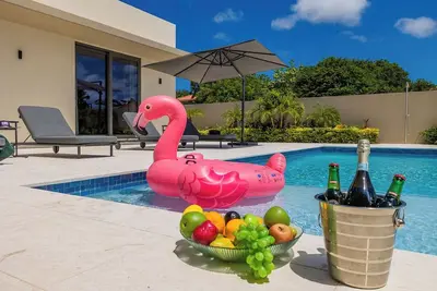 Image de New Designer Villa ~ King Beds ~ Pool ~ Near Beach