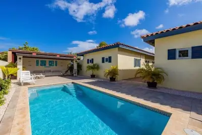 *Amazing 2br 2ba w\/ Great Location Pool & Patio*
