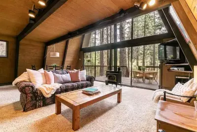 Image de Classic Tahoe a-frame cabin forest view floor2ceiling window. Near Northstar\n