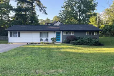 Image de Walkable, near Iu, family friendly, newly updated house in the heart of B Town!