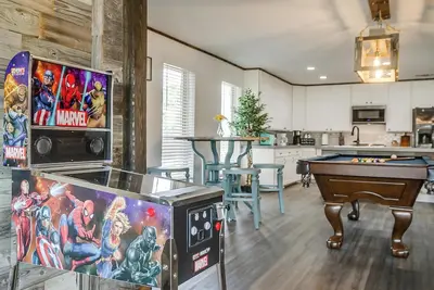 Image de Luxury Lake Retreat! Kayaks, Hottub, Arcade, Pool table, Karaoke & Much more!