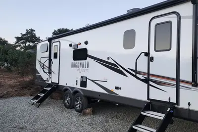 Image de Canyon views surrounding you, you’ll feel a sense of peace and quiet in this Rv