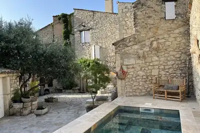 Image de Maison en pierre avec piscine, 6 couchages, située au cœur de Mallemort, Provence.