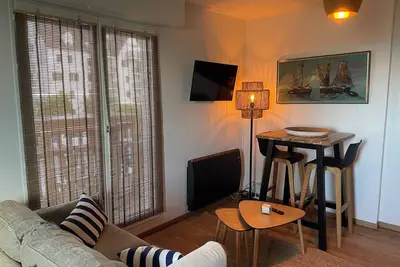 Image de Joli studio avec balcon en bord de mer