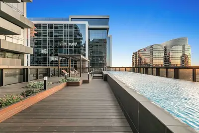 Image de Sol Docklands | Large 3br Loft, Infinity Pool, Gym, Free Parking & Free Trams