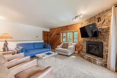 Image de Phoenix 2-Bedroom Condo – Comfort, Convenience, and Steps from the Slopes!