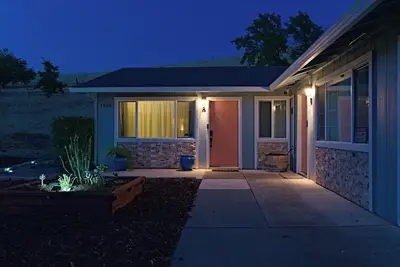 Image de Cozy Mid-Century Inspired Suite; By Nut Tree Plaza
