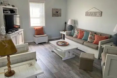 Image de 3 blocks from Taylors Creek, 1 mile from Beaufort waterfront and boat ramp