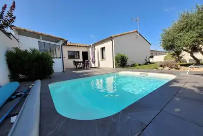 Jolie maison au calme avec piscine chauffée et cuisine d'été dans un lotissement