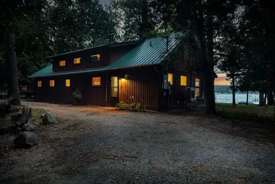 Image de Lakefront Cottage – Private Beach, Dock, Kayaks, Dog-Friendly - The Dragonfly