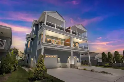 Image de New Construction 3 Story Stunner - One block to beach, parks and shops