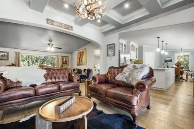 Image de Cozy house secluded on 2. 5 acres in the city of Granbury - close to everything!