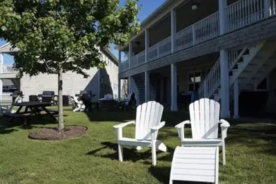Image de Located steps from Old Harbor and beaches \nRestaurants and shops one block away.