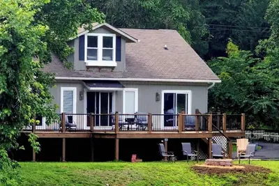 Image de Waterfront Home, 3 Br, 2 Bath, Hot Tub, Pet-Friendly, Fishing, Fire Pit\n