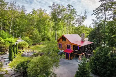 Image de Private log cabin nestled at the base of a secluded wooded area \n