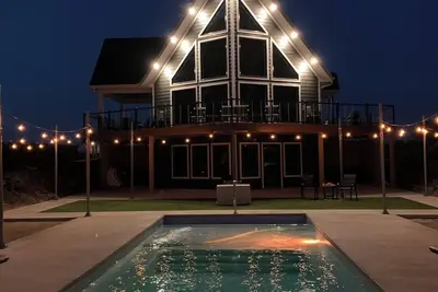 Image de Cedar Lake Property on the water with in-ground pool.