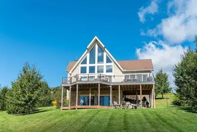 Image de Great Views! 10 mins to Wisp, boat dock, hot tub, dog friendly, golf course.