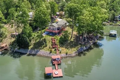 Image de Waterfront Lake Norman Home With Amazing Views!