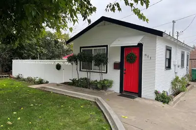 Image de Cozy little cottage W\/ private yard in town