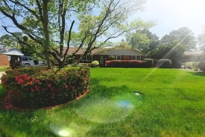 Image de New Listing- Garden Oasis w/ Fresh Garden access + Centrally Located