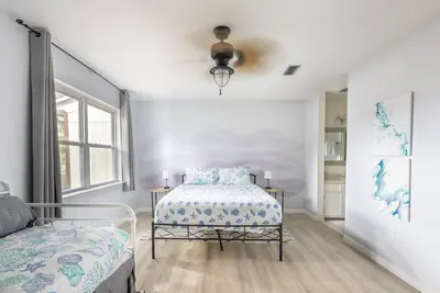 Image de 1 mile from Okaloosa Island beach Boardwalk!