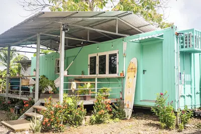 Image de Unique shipping container home only 2 minute walk to the beach