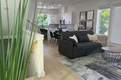 Image de Luxurious & Cozy New Home - 5 Mins to Downtown & less than 4miles to Med Center